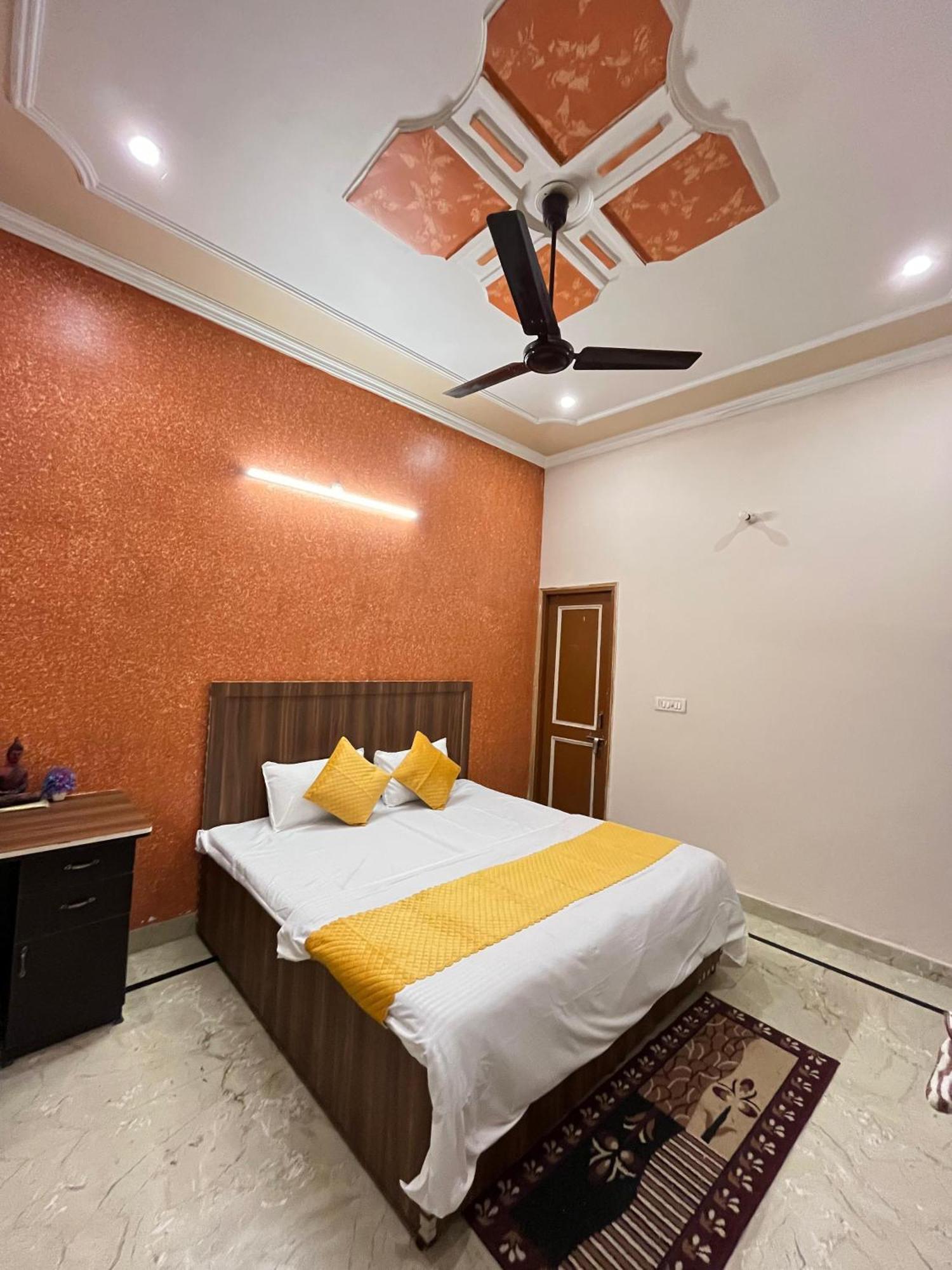 Vrindāvan Krishna'S Land酒店 外观 照片